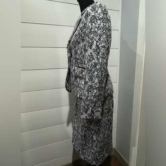 LIKE NEW LE SUIT WOMENS beautiful business 2 piece suite - Picture 4 of 8